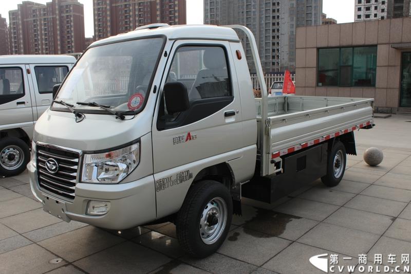 3月3日上午，山东唐骏欧铃汽车制造有限公司在淄博市淄川区的厂区内举行了建厂以来的第100万辆车的下线仪式。图为唐骏汽车集团厂区内展示的国四车型新品