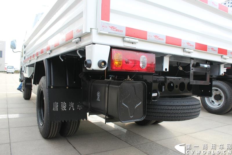 3月3日上午，山东唐骏欧铃汽车制造有限公司在淄博市淄川区的厂区内举行了建厂以来的第100万辆车的下线仪式。图为唐骏汽车集团厂区内展示的国四车型新品