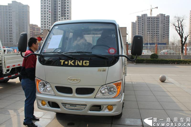 3月3日上午，山东唐骏欧铃汽车制造有限公司在淄博市淄川区的厂区内举行了建厂以来的第100万辆车的下线仪式。图为唐骏汽车集团厂区内展示的国四车型新品