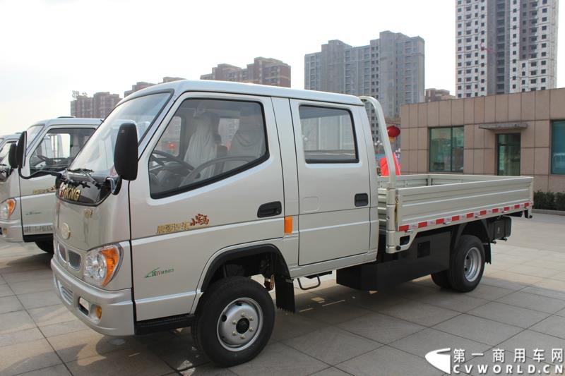 3月3日上午，山东唐骏欧铃汽车制造有限公司在淄博市淄川区的厂区内举行了建厂以来的第100万辆车的下线仪式。图为唐骏汽车集团厂区内展示的国四车型新品