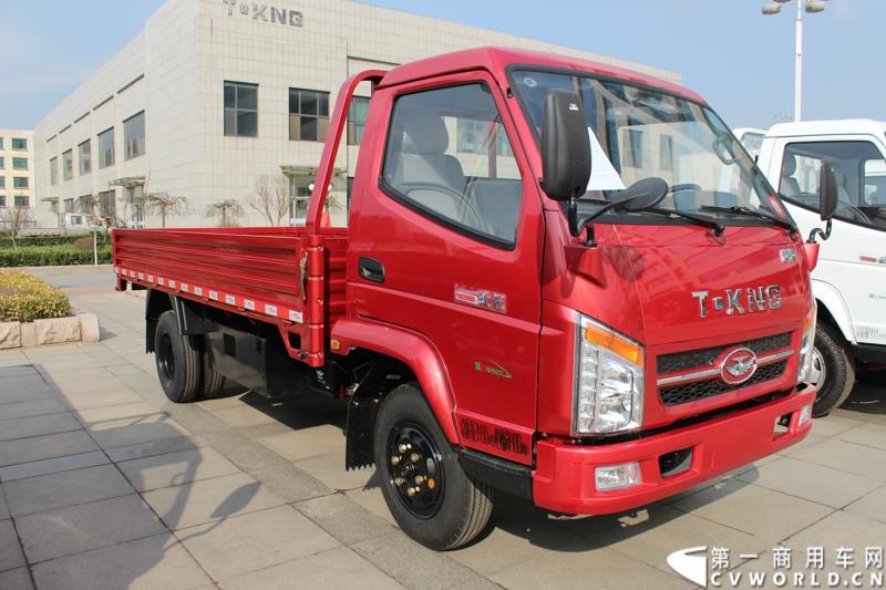 3月3日上午，山东唐骏欧铃汽车制造有限公司在淄博市淄川区的厂区内举行了建厂以来的第100万辆车的下线仪式。图为唐骏汽车集团厂区内展示的国四车型新品