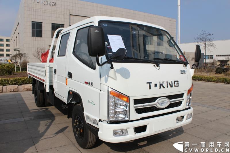 3月3日上午，山东唐骏欧铃汽车制造有限公司在淄博市淄川区的厂区内举行了建厂以来的第100万辆车的下线仪式。图为唐骏汽车集团厂区内展示的国四车型新品