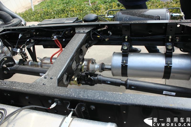 3月3日上午，山东唐骏欧铃汽车制造有限公司在淄博市淄川区的厂区内举行了建厂以来的第100万辆车的下线仪式。图为唐骏汽车集团厂区内展示的国四车型新品