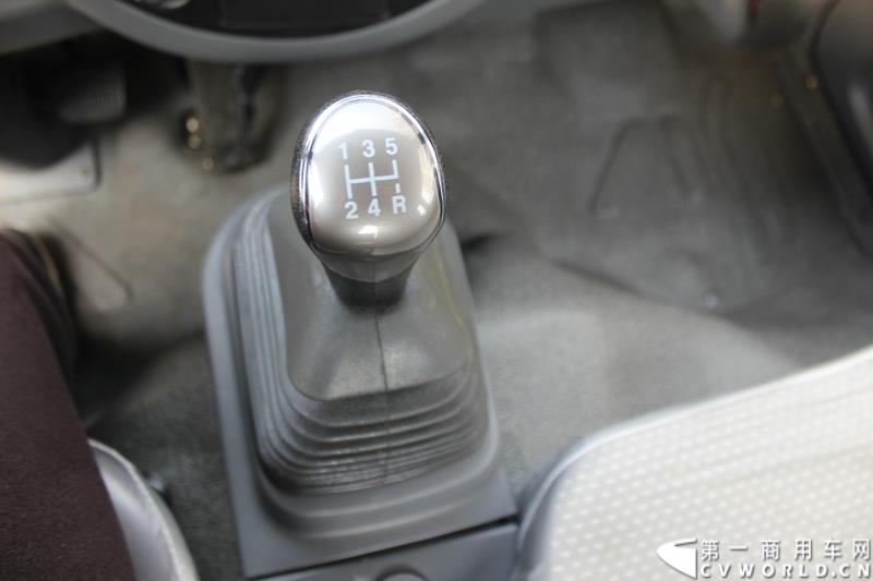 3月3日上午，山东唐骏欧铃汽车制造有限公司在淄博市淄川区的厂区内举行了建厂以来的第100万辆车的下线仪式。图为唐骏汽车集团厂区内展示的国四车型新品内饰 