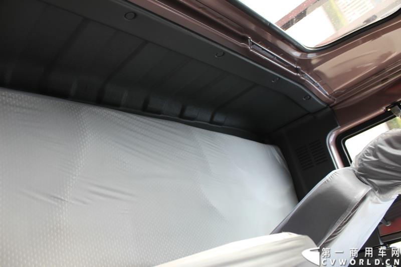 3月3日上午，山东唐骏欧铃汽车制造有限公司在淄博市淄川区的厂区内举行了建厂以来的第100万辆车的下线仪式。图为唐骏汽车集团厂区内展示的国四车型新品内饰 