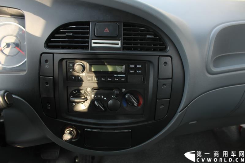 3月3日上午，山东唐骏欧铃汽车制造有限公司在淄博市淄川区的厂区内举行了建厂以来的第100万辆车的下线仪式。图为唐骏汽车集团厂区内展示的国四车型新品内饰 