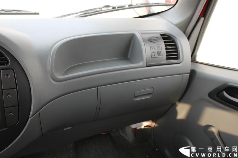 3月3日上午，山东唐骏欧铃汽车制造有限公司在淄博市淄川区的厂区内举行了建厂以来的第100万辆车的下线仪式。图为唐骏汽车集团厂区内展示的国四车型新品内饰 