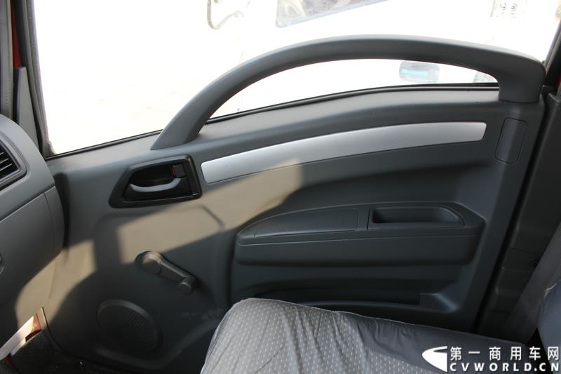 3月3日上午，山东唐骏欧铃汽车制造有限公司在淄博市淄川区的厂区内举行了建厂以来的第100万辆车的下线仪式。图为唐骏汽车集团厂区内展示的国四车型新品内饰 