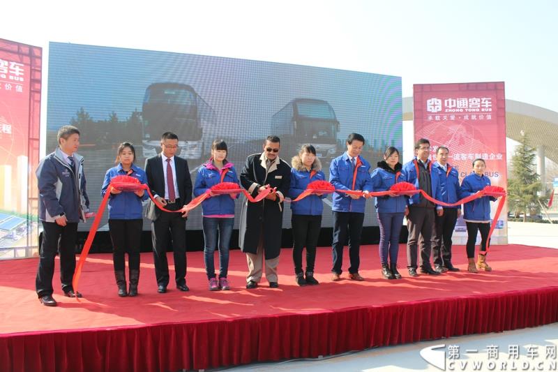 3月11日，中通客车控股股份有限公司第2万辆客车出口发车庆典暨出口非洲高档大客车交车仪式在山东聊城中通新基地隆重举行。图为中外宾客共同剪彩