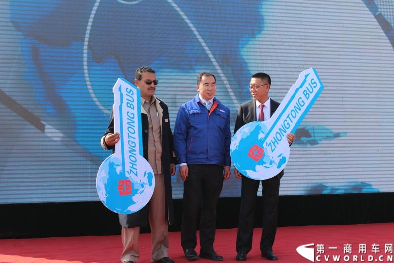 3月11日，中通客车控股股份有限公司第2万辆客车出口发车庆典暨出口非洲高档大客车交车仪式在山东聊城中通新基地隆重举行。图为中通客车副总经理于春印（中）向海外客户交付车钥匙