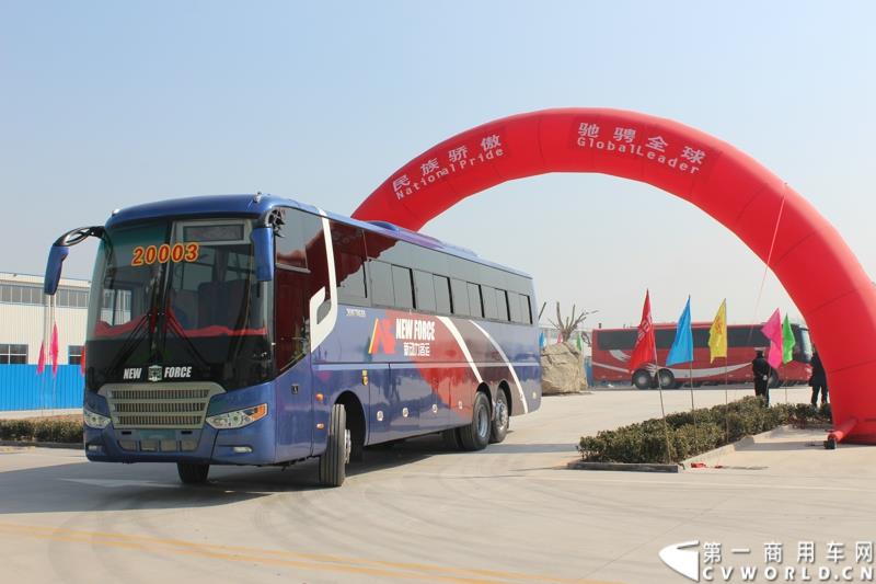 3月11日，中通客车控股股份有限公司第2万辆客车出口发车庆典暨出口非洲高档大客车交车仪式在山东聊城中通新基地隆重举行。图为
第2万辆出口客车发车