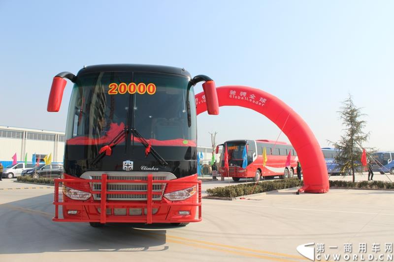 3月11日，中通客车控股股份有限公司第2万辆客车出口发车庆典暨出口非洲高档大客车交车仪式在山东聊城中通新基地隆重举行。图为
第2万辆出口客车发车