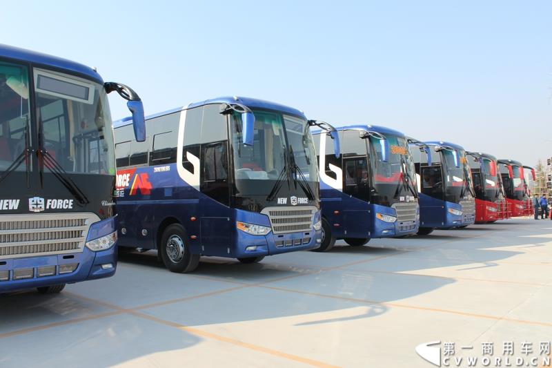 3月11日，中通客车控股股份有限公司第2万辆客车出口发车庆典暨出口非洲高档大客车交车仪式在山东聊城中通新基地隆重举行。图为
中通客车第2万辆客车出口发车仪式现场展示的出口客车 