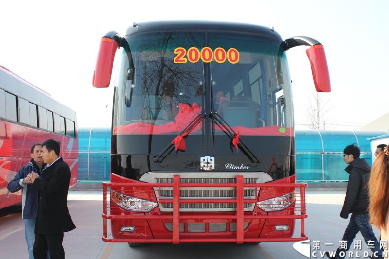 3月11日，中通客车控股股份有限公司第2万辆客车出口发车庆典暨出口非洲高档大客车交车仪式在山东聊城中通新基地隆重举行。图为
中通客车第2万辆客车出口发车仪式现场展示的出口客车 