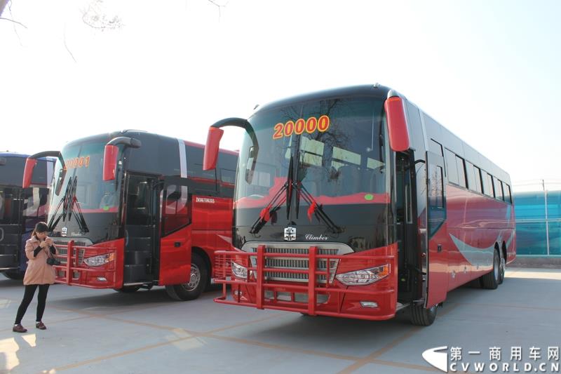3月11日，中通客车控股股份有限公司第2万辆客车出口发车庆典暨出口非洲高档大客车交车仪式在山东聊城中通新基地隆重举行。图为
中通客车第2万辆客车出口发车仪式现场展示的出口客车 