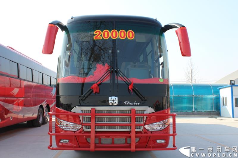 3月11日，中通客车控股股份有限公司第2万辆客车出口发车庆典暨出口非洲高档大客车交车仪式在山东聊城中通新基地隆重举行。图为
中通客车第2万辆客车出口发车仪式现场展示的出口客车 