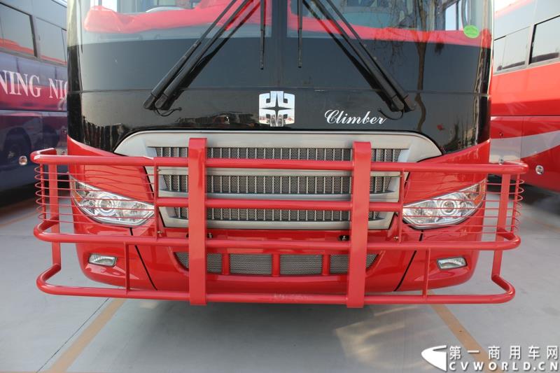 3月11日，中通客车控股股份有限公司第2万辆客车出口发车庆典暨出口非洲高档大客车交车仪式在山东聊城中通新基地隆重举行。图为
中通客车第2万辆客车出口发车仪式现场展示的出口客车 