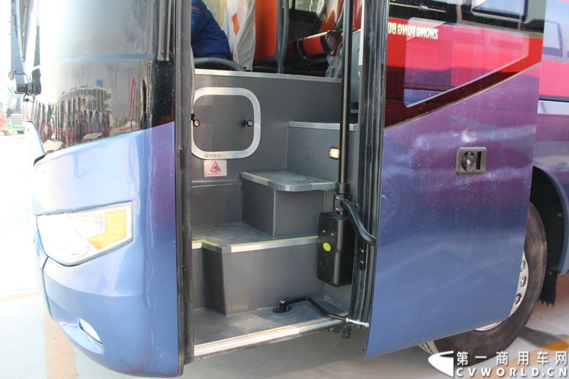 3月11日，中通客车控股股份有限公司第2万辆客车出口发车庆典暨出口非洲高档大客车交车仪式在山东聊城中通新基地隆重举行。图为
中通客车第2万辆客车出口发车仪式现场展示的出口客车 