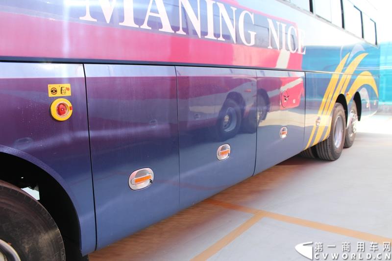 3月11日，中通客车控股股份有限公司第2万辆客车出口发车庆典暨出口非洲高档大客车交车仪式在山东聊城中通新基地隆重举行。图为
中通客车第2万辆客车出口发车仪式现场展示的出口客车 