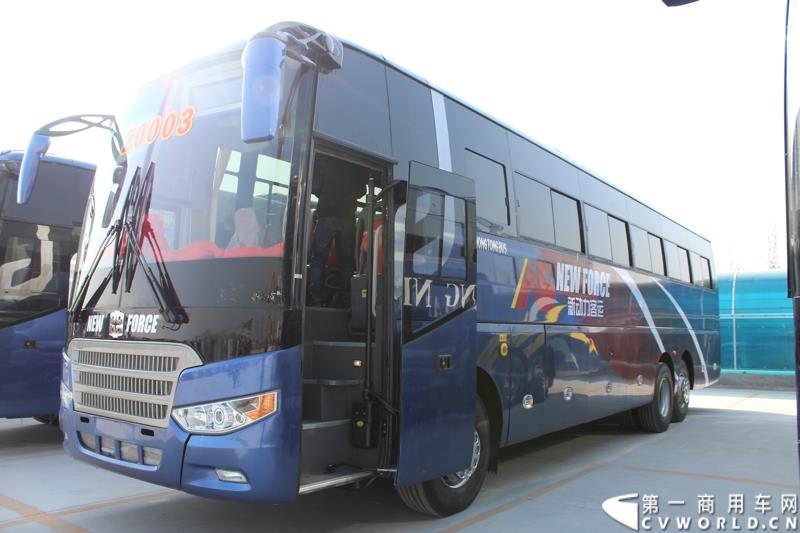 3月11日，中通客车控股股份有限公司第2万辆客车出口发车庆典暨出口非洲高档大客车交车仪式在山东聊城中通新基地隆重举行。图为
中通客车第2万辆客车出口发车仪式现场展示的出口客车 