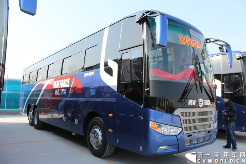 3月11日，中通客车控股股份有限公司第2万辆客车出口发车庆典暨出口非洲高档大客车交车仪式在山东聊城中通新基地隆重举行。图为
中通客车第2万辆客车出口发车仪式现场展示的出口客车 