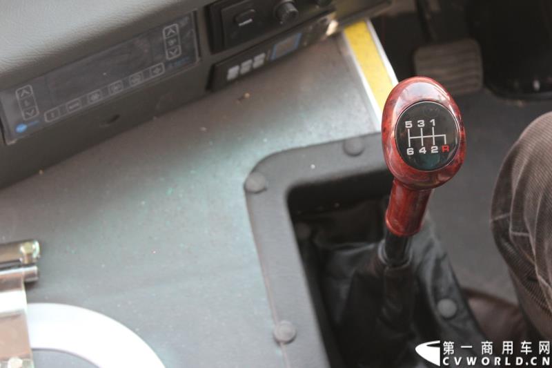 3月11日，中通客车控股股份有限公司第2万辆客车出口发车庆典暨出口非洲高档大客车交车仪式在山东聊城中通新基地隆重举行。图为
中通客车第2万辆客车出口发车仪式现场展示的出口客车内饰 