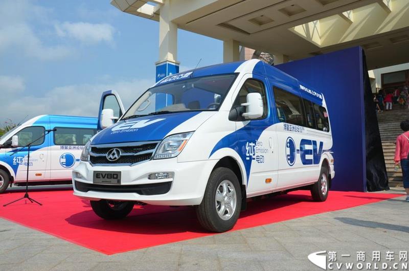 3月16日，5辆上汽大通EV80纯电动宽体轻客和20辆G10 MPV正式交付博鳌亚洲论坛大酒店。这批车将服务于本月26日即将召开的博鳌亚洲论坛。图为上汽大通EV80