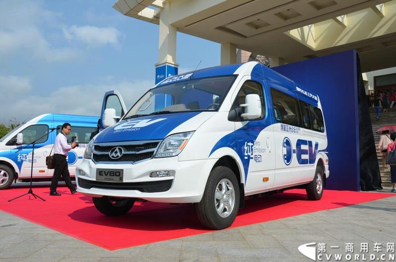 3月16日，5辆上汽大通EV80纯电动宽体轻客和20辆G10 MPV正式交付博鳌亚洲论坛大酒店。这批车将服务于本月26日即将召开的博鳌亚洲论坛。图为上汽大通EV80