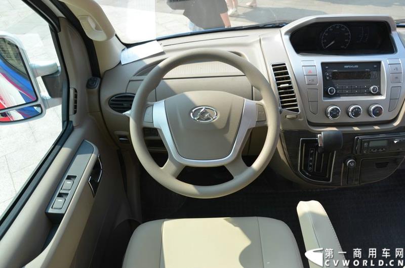 3月16日，5辆上汽大通EV80纯电动宽体轻客和20辆G10 MPV正式交付博鳌亚洲论坛大酒店。这批车将服务于本月26日即将召开的博鳌亚洲论坛。图为上汽大通EV80