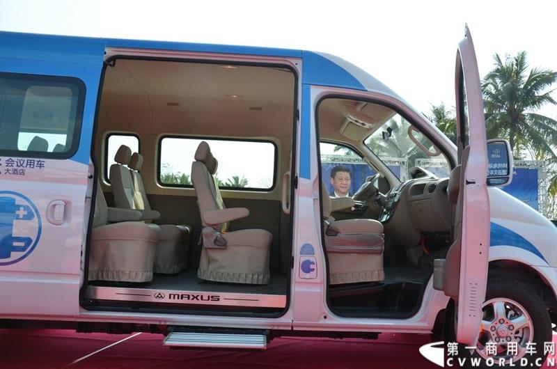 3月16日，5辆上汽大通EV80纯电动宽体轻客和20辆G10 MPV正式交付博鳌亚洲论坛大酒店。这批车将服务于本月26日即将召开的博鳌亚洲论坛。图为上汽大通EV80