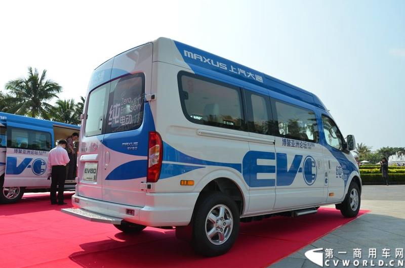 3月16日，5辆上汽大通EV80纯电动宽体轻客和20辆G10 MPV正式交付博鳌亚洲论坛大酒店。这批车将服务于本月26日即将召开的博鳌亚洲论坛。图为上汽大通EV80