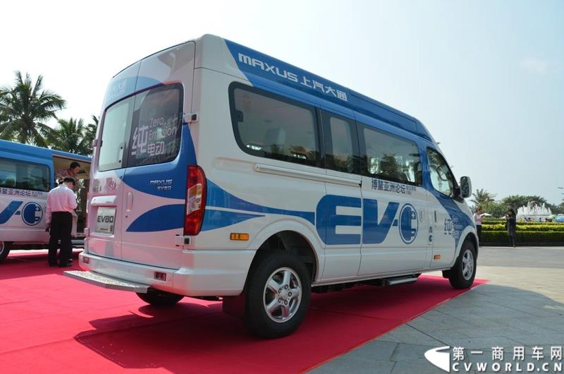 3月16日，5辆上汽大通EV80纯电动宽体轻客和20辆G10 MPV正式交付博鳌亚洲论坛大酒店。这批车将服务于本月26日即将召开的博鳌亚洲论坛。图为上汽大通EV80