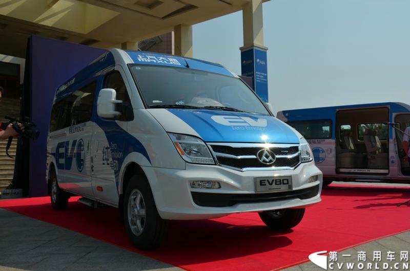 3月16日，5辆上汽大通EV80纯电动宽体轻客和20辆G10 MPV正式交付博鳌亚洲论坛大酒店。这批车将服务于本月26日即将召开的博鳌亚洲论坛。图为上汽大通EV80