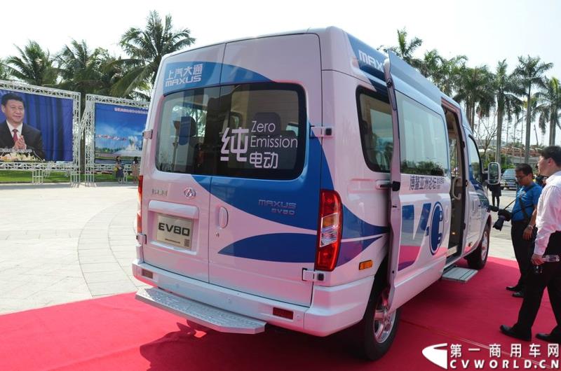 3月16日，5辆上汽大通EV80纯电动宽体轻客和20辆G10 MPV正式交付博鳌亚洲论坛大酒店。这批车将服务于本月26日即将召开的博鳌亚洲论坛。图为上汽大通EV80