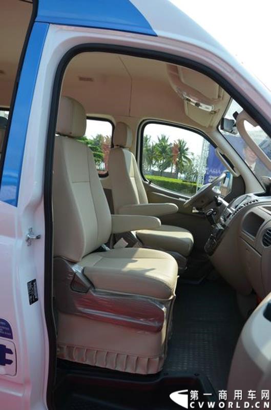 3月16日，5辆上汽大通EV80纯电动宽体轻客和20辆G10 MPV正式交付博鳌亚洲论坛大酒店。这批车将服务于本月26日即将召开的博鳌亚洲论坛。图为上汽大通EV80