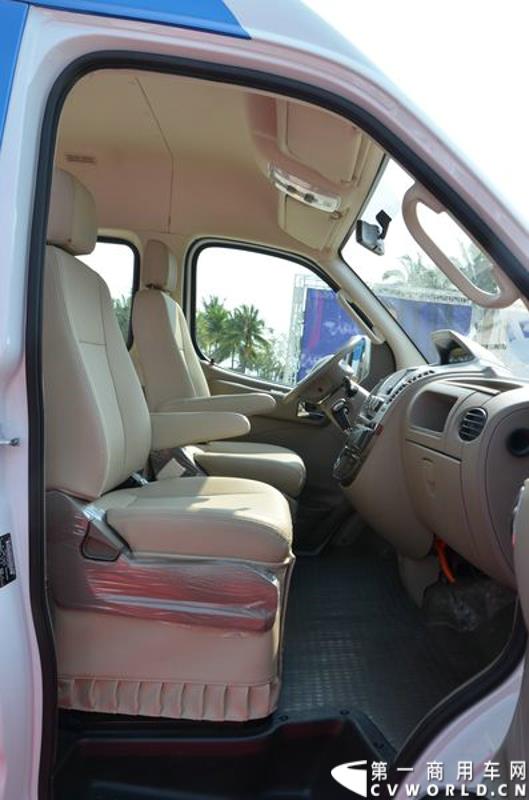 3月16日，5辆上汽大通EV80纯电动宽体轻客和20辆G10 MPV正式交付博鳌亚洲论坛大酒店。这批车将服务于本月26日即将召开的博鳌亚洲论坛。图为上汽大通EV80