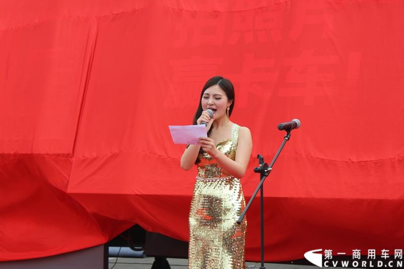 3月16日，由昆仑润滑油举办的昆仑天威“无‘威’不至-发现最美生活路”大篷车巡展活动在广州正式启动。图为主持人宣布启动仪式开始