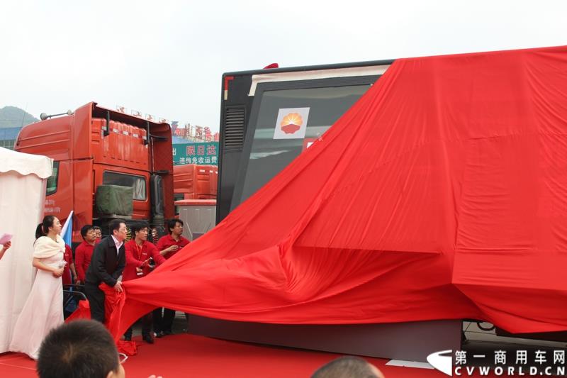 3月16日，由昆仑润滑油举办的昆仑天威“无‘威’不至-发现最美生活路”大篷车巡展活动在广州正式启动。图为昆仑润滑油举办的昆仑天威“无‘威’不至-发现最美生活路”大篷车巡展活动在广州启动仪式揭幕