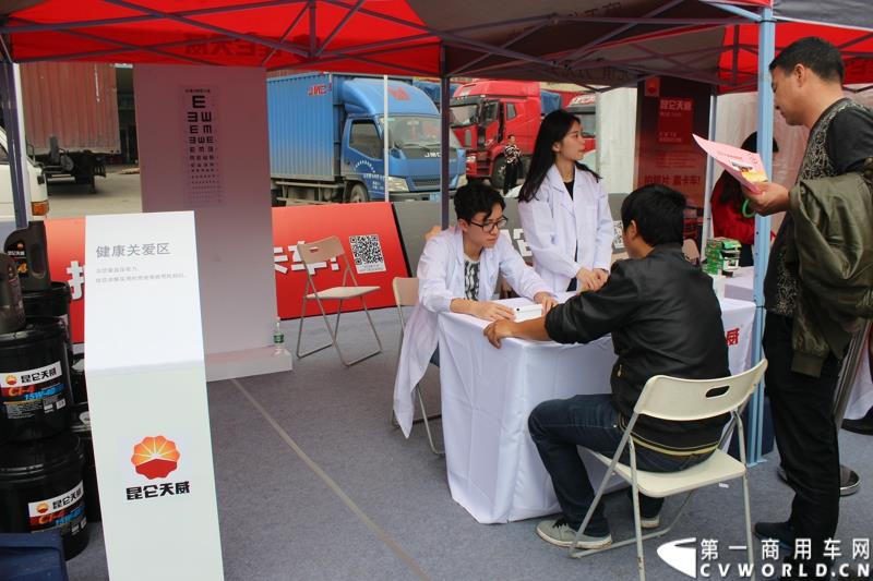 3月16日，由昆仑润滑油举办的昆仑天威“无‘威’不至-发现最美生活路”大篷车巡展活动在广州正式启动。图为昆仑润滑油举办的昆仑天威“无‘威’不至-发现最美生活路”大篷车巡展活动在广州启动现场