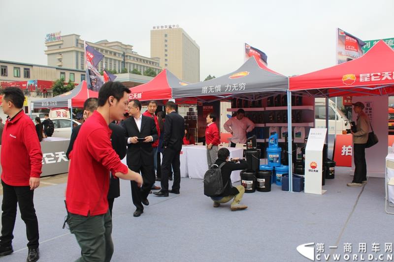 3月16日，由昆仑润滑油举办的昆仑天威“无‘威’不至-发现最美生活路”大篷车巡展活动在广州正式启动。图为昆仑润滑油举办的昆仑天威“无‘威’不至-发现最美生活路”大篷车巡展活动在广州启动现场