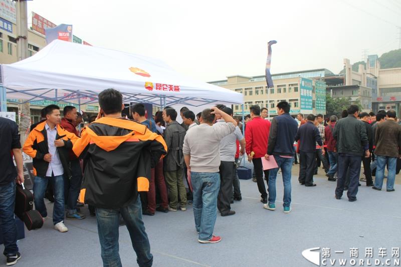 3月16日，由昆仑润滑油举办的昆仑天威“无‘威’不至-发现最美生活路”大篷车巡展活动在广州正式启动。图为昆仑润滑油举办的昆仑天威“无‘威’不至-发现最美生活路”大篷车巡展活动在广州启动现场