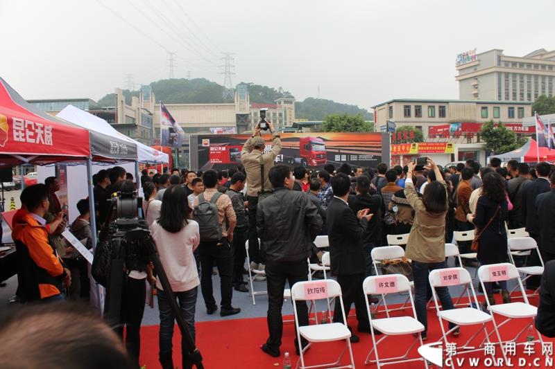 3月16日，由昆仑润滑油举办的昆仑天威“无‘威’不至-发现最美生活路”大篷车巡展活动在广州正式启动。图为昆仑润滑油举办的昆仑天威“无‘威’不至-发现最美生活路”大篷车巡展活动在广州启动现场
