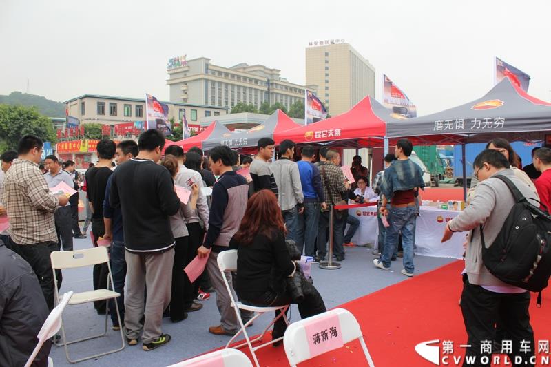 3月16日，由昆仑润滑油举办的昆仑天威“无‘威’不至-发现最美生活路”大篷车巡展活动在广州正式启动。图为昆仑润滑油举办的昆仑天威“无‘威’不至-发现最美生活路”大篷车巡展活动在广州启动现场