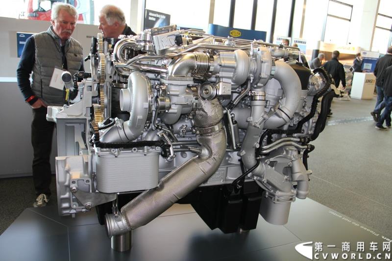 2015年3月19日，德国曼恩技术日在MAN慕尼黑总部隆重开幕，一场别开生面的卡车盛宴(MAN Trucknology Days)正在上演。图为MAN D38直列六缸15L柴油发动机 