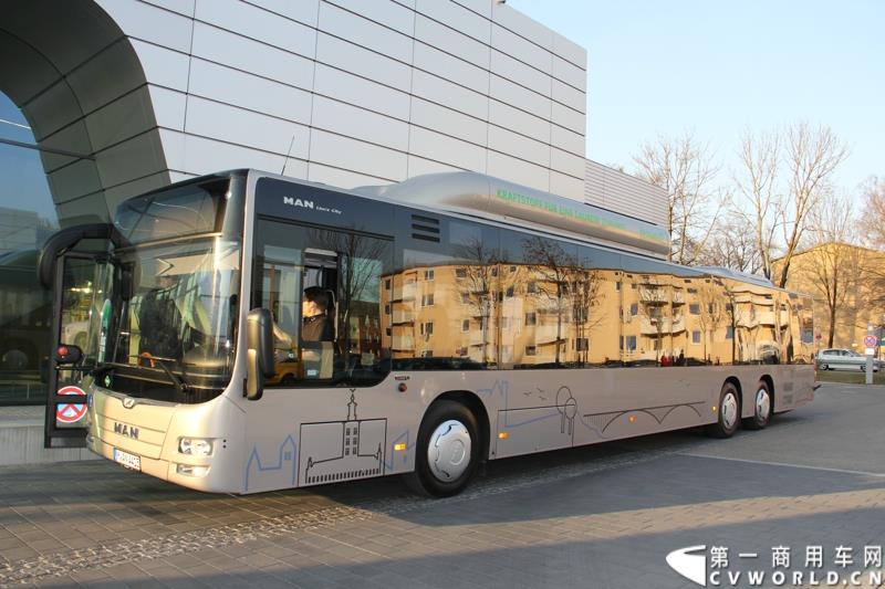 2015年3月19日，德国曼恩技术日在MAN慕尼黑总部隆重开幕，一场别开生面的卡车盛宴(MAN Trucknology Days)正在上演。图为MAN Lion's City CNG客车