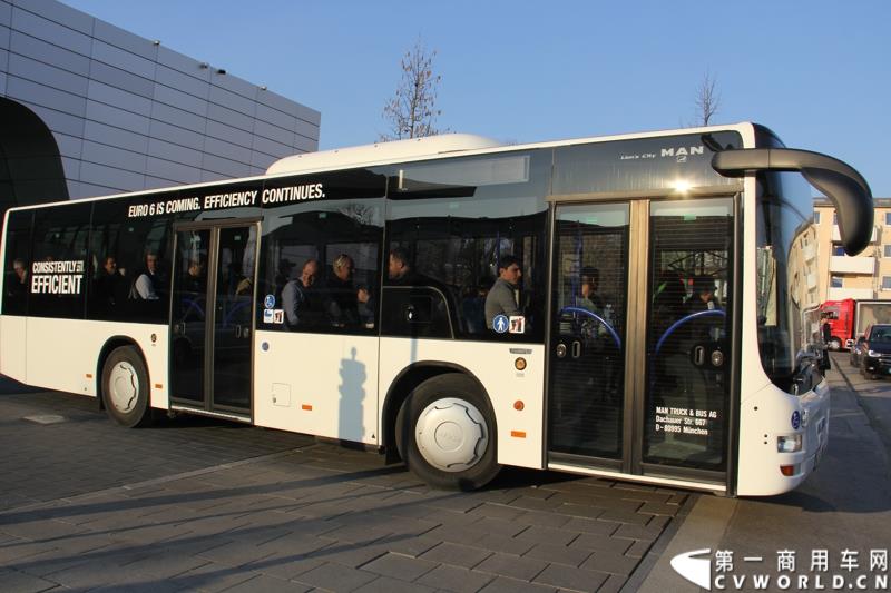 2015年3月19日，德国曼恩技术日在MAN慕尼黑总部隆重开幕，一场别开生面的卡车盛宴(MAN Trucknology Days)正在上演。图为MAN Lion's City城市客车