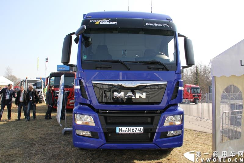 2015年3月19日，德国曼恩技术日在MAN慕尼黑总部隆重开幕，一场别开生面的卡车盛宴(MAN Trucknology Days)正在上演。图为MAN TGS 26.400型牵引列车