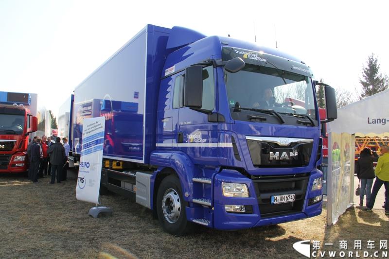 2015年3月19日，德国曼恩技术日在MAN慕尼黑总部隆重开幕，一场别开生面的卡车盛宴(MAN Trucknology Days)正在上演。图为MAN TGS 26.400型牵引列车