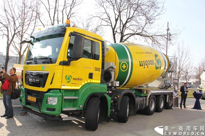 2015年3月19日，德国曼恩技术日在MAN慕尼黑总部隆重开幕，一场别开生面的卡车盛宴(MAN Trucknology Days)正在上演。图为MAN TGS 49.400型10×4混凝土搅拌车