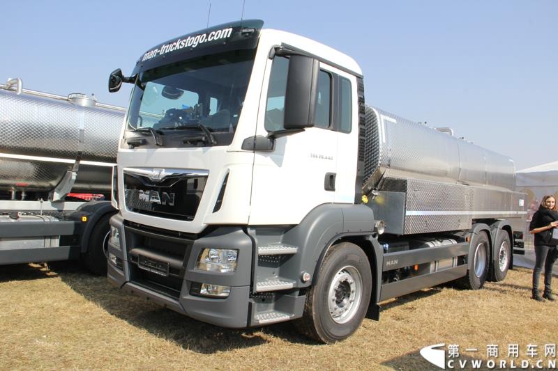 2015年3月19日，德国曼恩技术日在MAN慕尼黑总部隆重开幕，一场别开生面的卡车盛宴(MAN Trucknology Days)正在上演。图为MAN TGS底盘改装的牛奶运输车